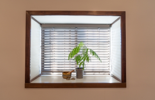 教室の窓辺に入る日差し