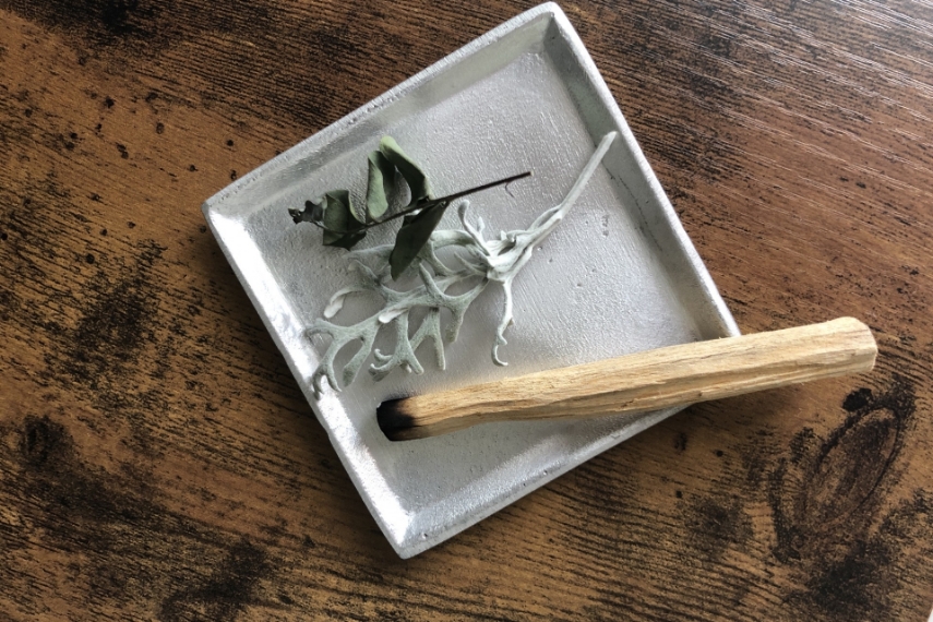 ヨガの浄化に使われる香木パロサントとドライハーブ